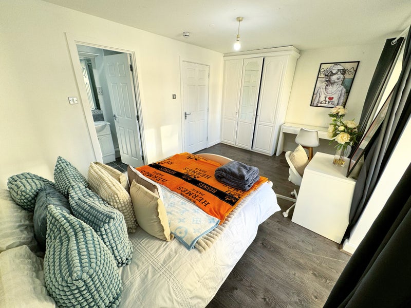 Fantastic Studio Style Bedroom with Bathroom in an Amazing Riverfront Townhouse