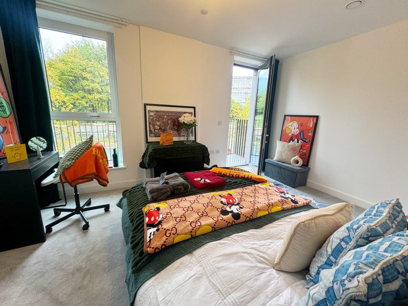 Master Bedroom with Balcony in a new Property- Canary Wharf
