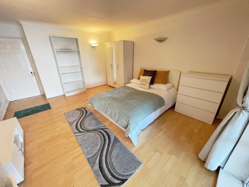 Spacious Bedroom in Canada Water with Brand New Furniture