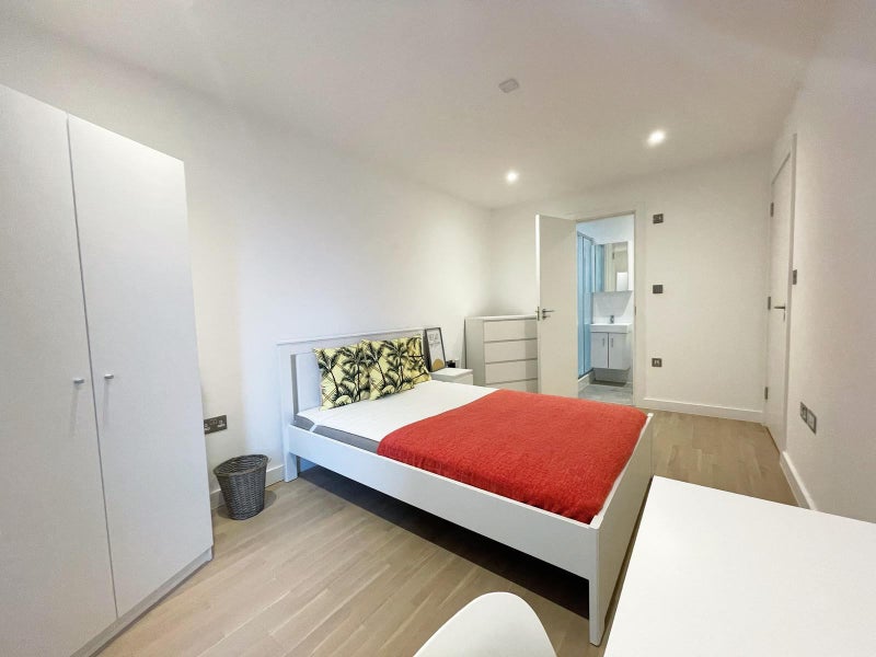 Stylish Bedroom in Canary Wharf with Private Bathroom and Balcony