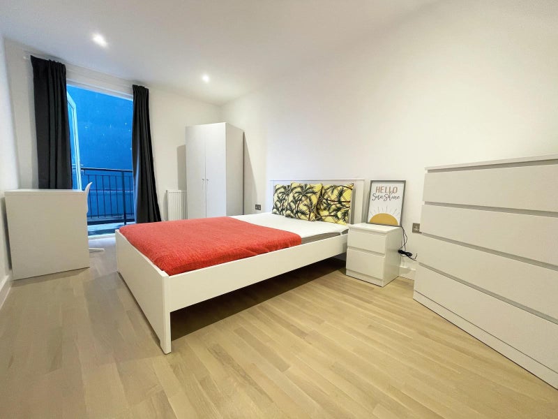 Stylish Bedroom in Canary Wharf with Private Bathroom and Balcony