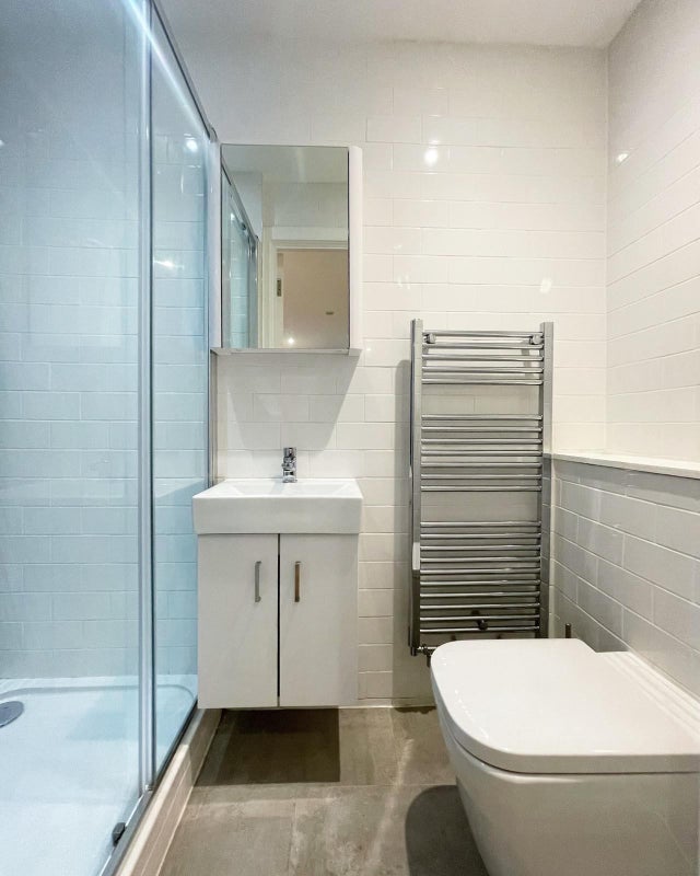 Stylish Bedroom in Canary Wharf with Private Bathroom and Balcony