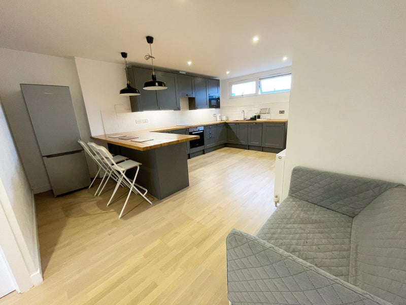 Stylish Bedroom in Canary Wharf with Private Bathroom and Balcony