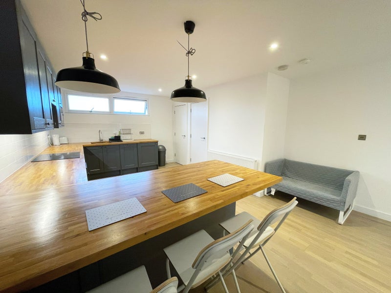 Stylish Bedroom in Canary Wharf with Private Bathroom and Balcony