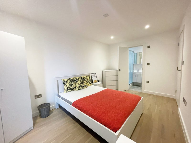 Stylish Bedroom in Canary Wharf with Private Bathroom and Balcony