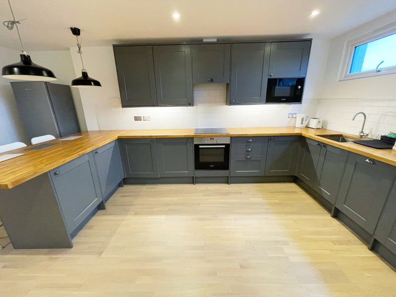 Stylish Bedroom in Canary Wharf with Private Bathroom and Balcony