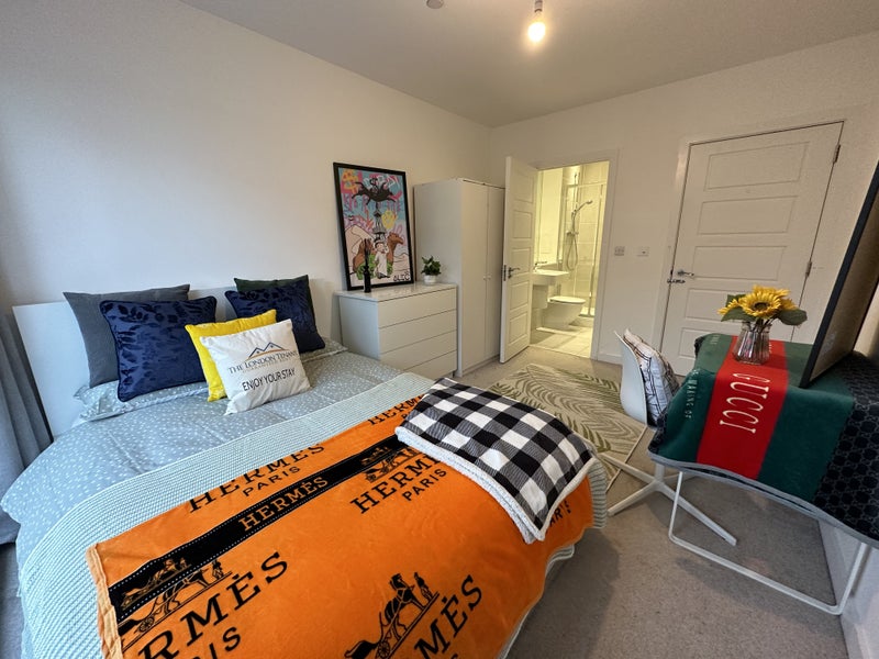 Master Bedroom with Private Bathroom in the Docklands Area
