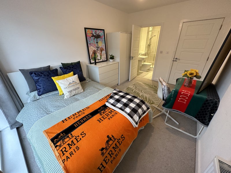 Master Bedroom with Private Bathroom in the Docklands Area