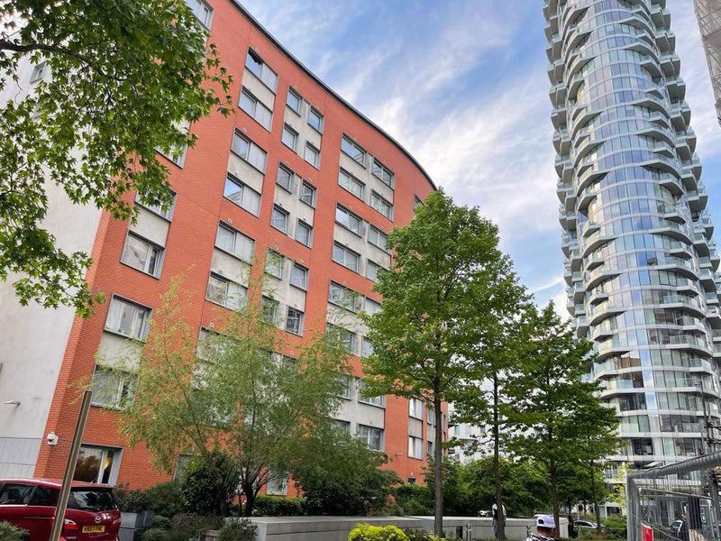 Large Private Studio Style Bedroom with Sofa in Canary Wharf