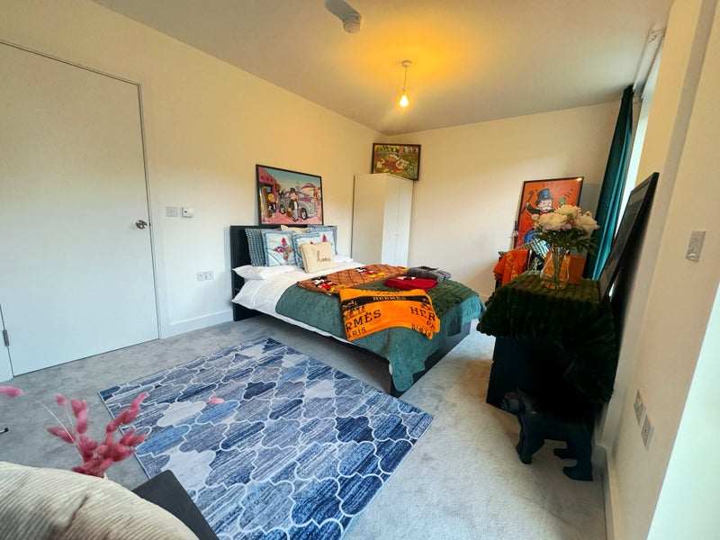 Exquisite Bedroom in Canary Wharf with Private Balcony