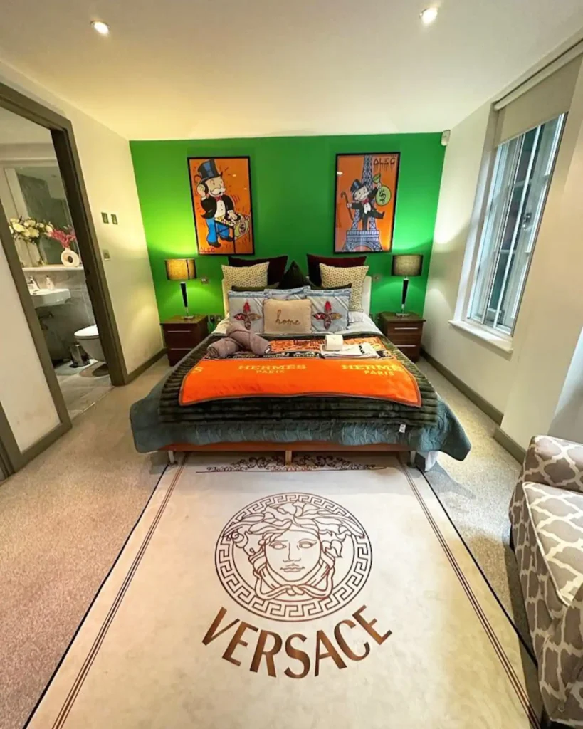 Luxury Studio Style Bedroom with Bathroom in Mayfair