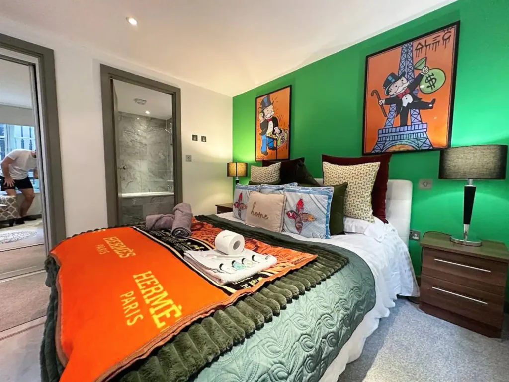 Luxury Studio Style Bedroom with Bathroom in Mayfair