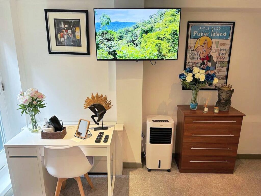 Luxury Studio Style Bedroom with Bathroom in Mayfair