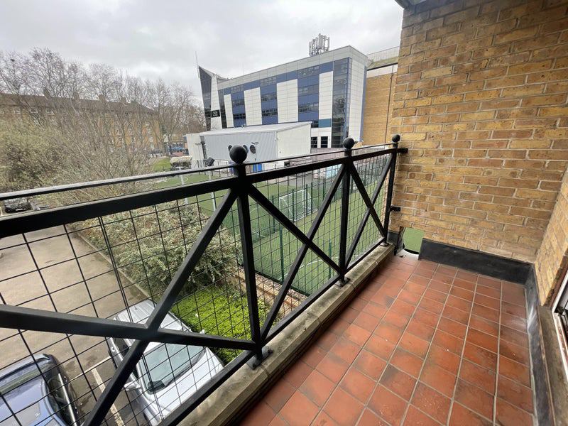 Canary Wharf | Newly Renovated Bedroom with Stunning Balcony View