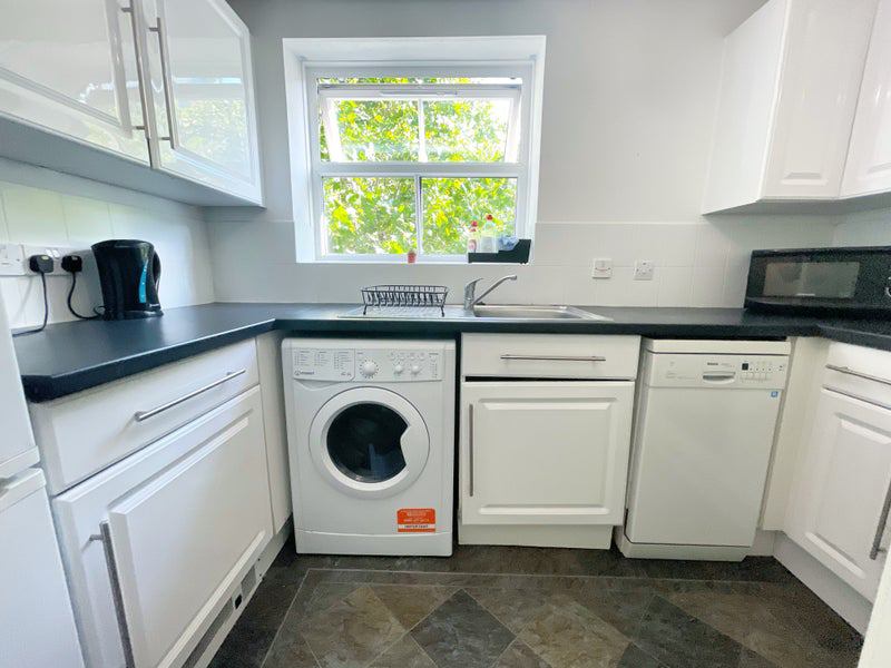 Canary Wharf | Newly Renovated Bedroom with Stunning Balcony View
