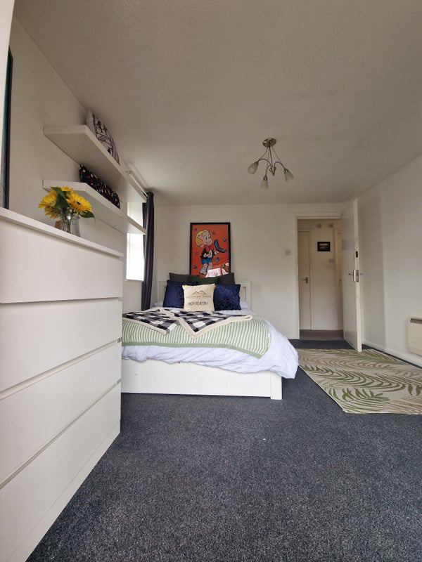 Canary Wharf | Newly Renovated Bedroom with Stunning Balcony View