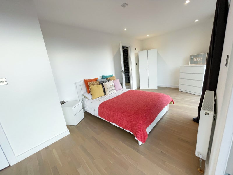 Canary Wharf | Huge Master Bedroom with Terrace and Bathroom