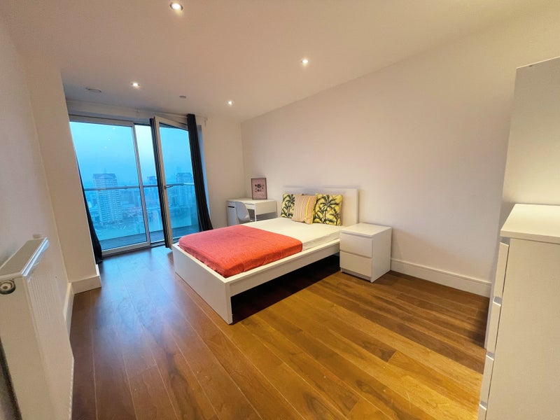 Stunning Bedroom with Private Balcony in Canary Wharf