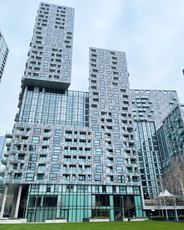 Stunning Bedroom with Private Balcony in Canary Wharf