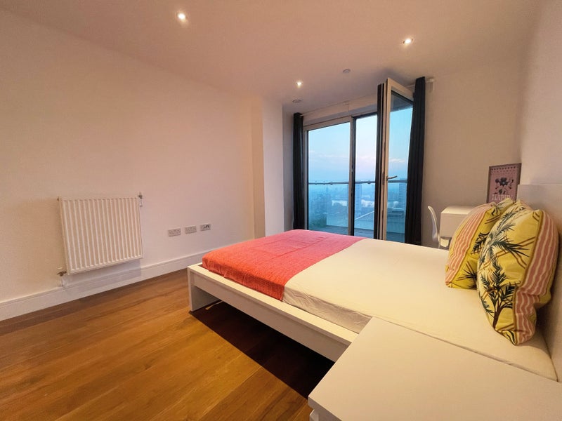 Stunning Bedroom with Private Balcony in Canary Wharf