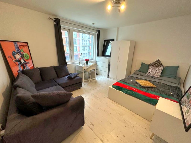 Spacious Studio Style Bedroom in Canary Wharf