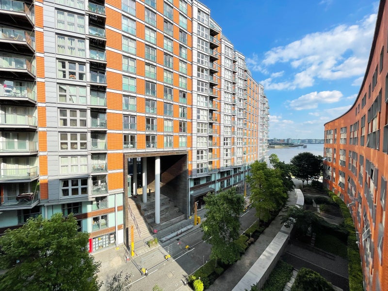 Spacious Studio Style Bedroom in Canary Wharf