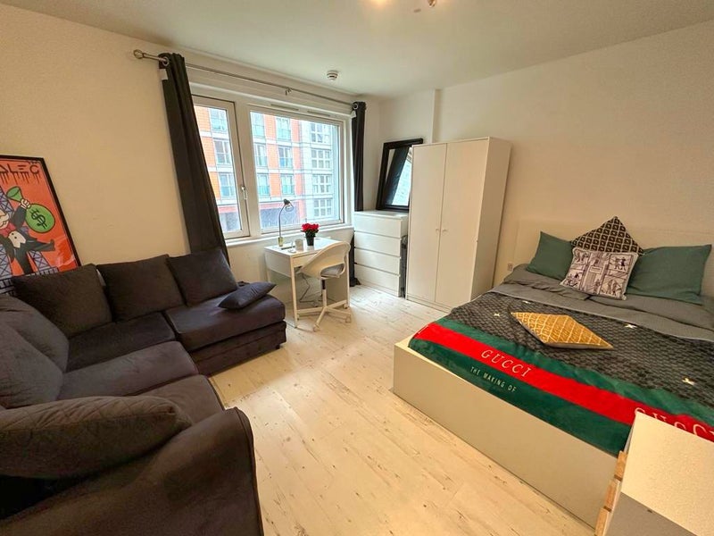 Spacious Studio Style Bedroom in Canary Wharf