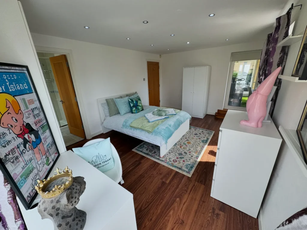 Ensuite + Balcony Room – Susan Constant Court, E14 2DL