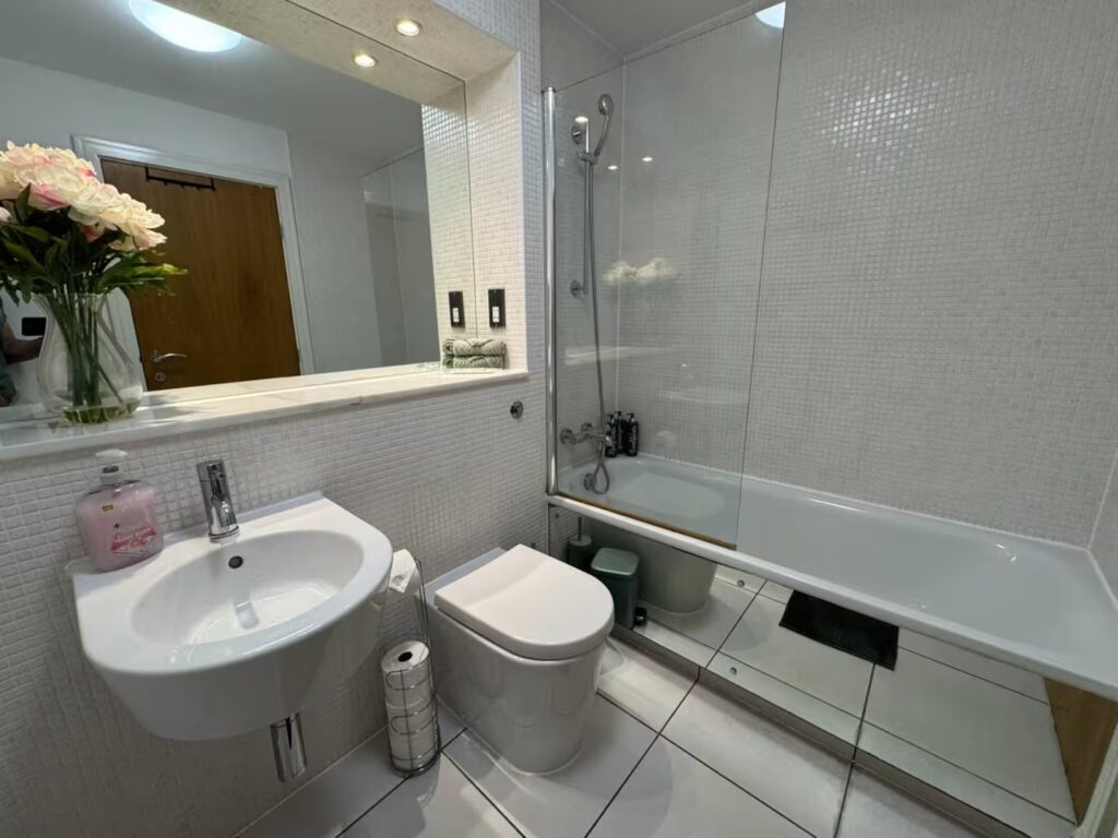 Shoreditch | Studio Bedroom with Bathroom