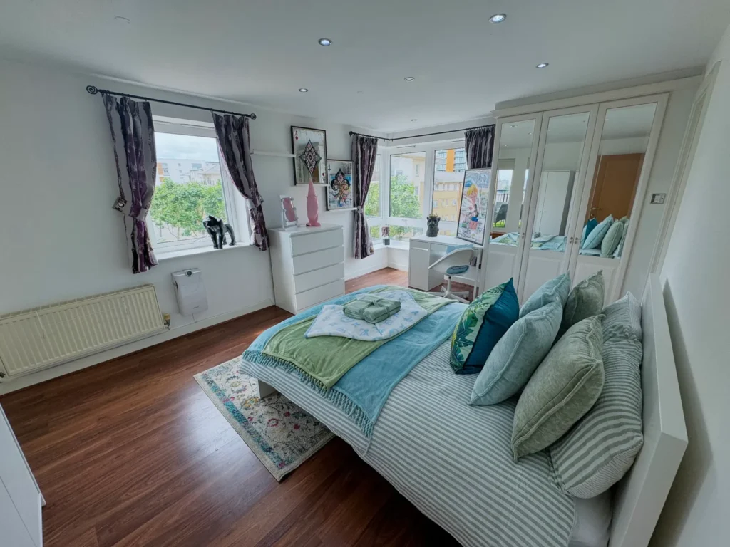 Ensuite + Balcony Room – Susan Constant Court, E14 2DL