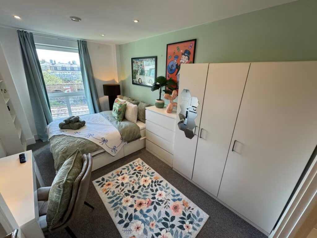 Shoreditch | Studio Bedroom with Bathroom