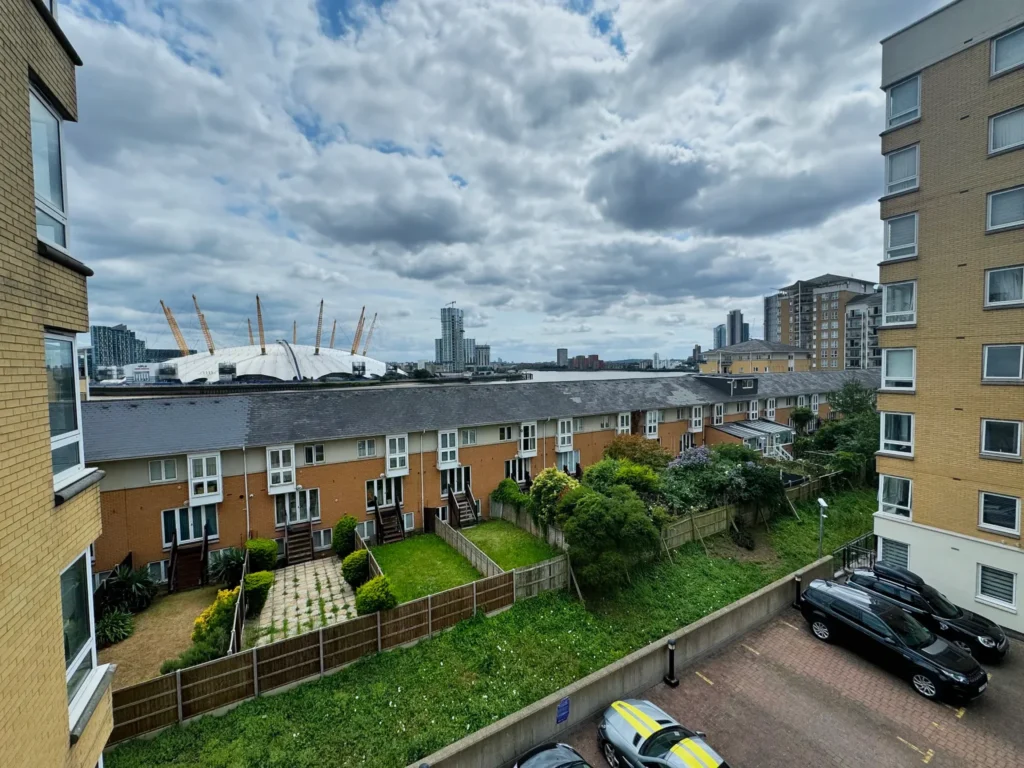 Ensuite + Balcony Room – Susan Constant Court, E14 2DL