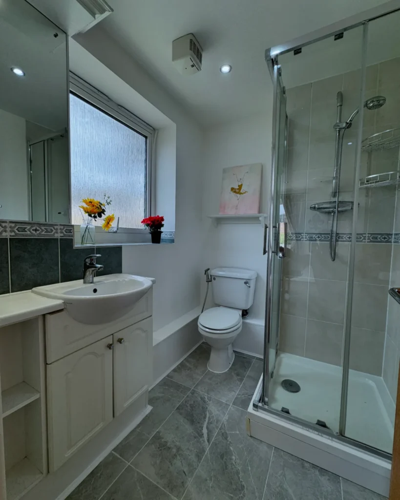 Ensuite + Balcony Room – Susan Constant Court, E14 2DL