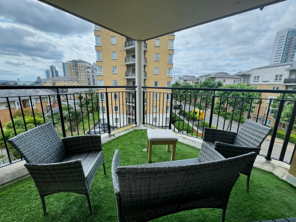 Ensuite + Balcony Room – Susan Constant Court, E14 2DL