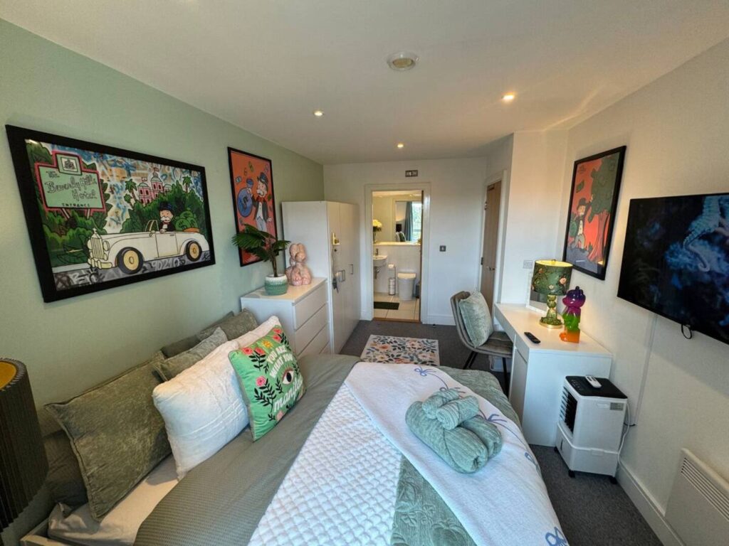 Shoreditch | Studio Bedroom with Bathroom