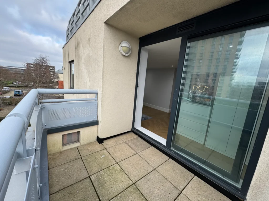 Balcony Double Room – Wards Wharf E16