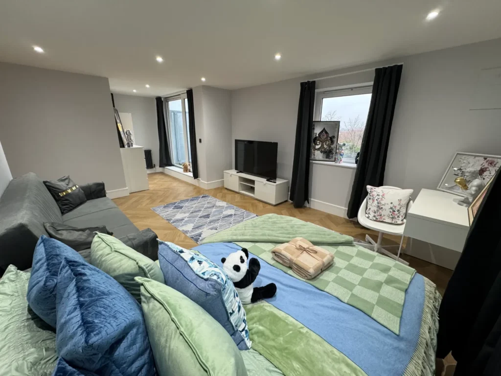 Balcony Double Room – Wards Wharf E16