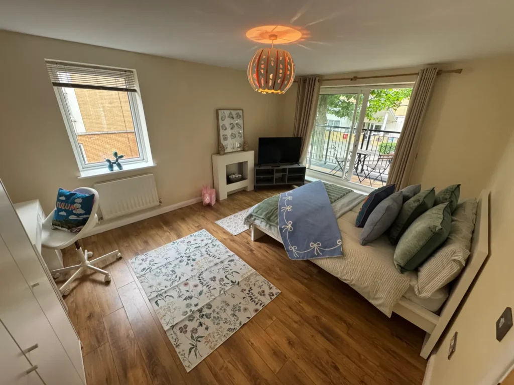 Balcony Room w/ View – Keel Court, E14