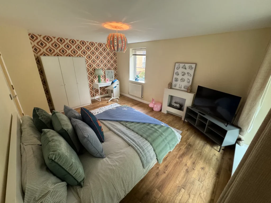 Balcony Room w/ View – Keel Court, E14