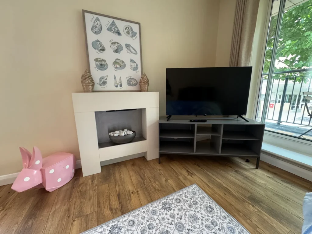 Balcony Room w/ View – Keel Court, E14