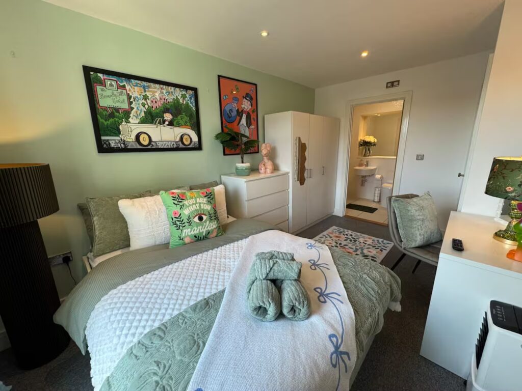 Shoreditch | Studio Bedroom with Bathroom